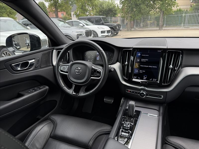 Volvo XC60 B4 2.0d 4X4 R-Design - fotka 12 z 29