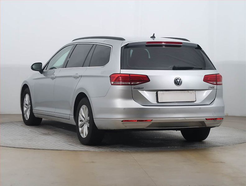 Volkswagen Passat (2017) 2.0 TDI, Automat, Navi - fotka 4 z 20