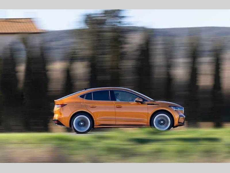 Plně elektrické SUV Škoda Enyaq Coupé iV (na snímku) se představilo v roce 2022 a vzbudilo u zákazníků velký zájem. Automobilka zrychluje svoji elektrickou ofenzivu: do roku 2026 představí tři zcela nové elektrické modely a další budou následovat.