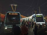 Vánoční flotila pražského dopravního podniku letos poprvé vyjela v sobotu vpodvečer ze střešovické vozovny.