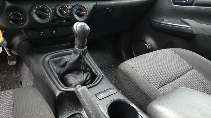 Toyota Hilux 2.4 D-4D Double Cab 4x4 Live - fotka 6 z 21