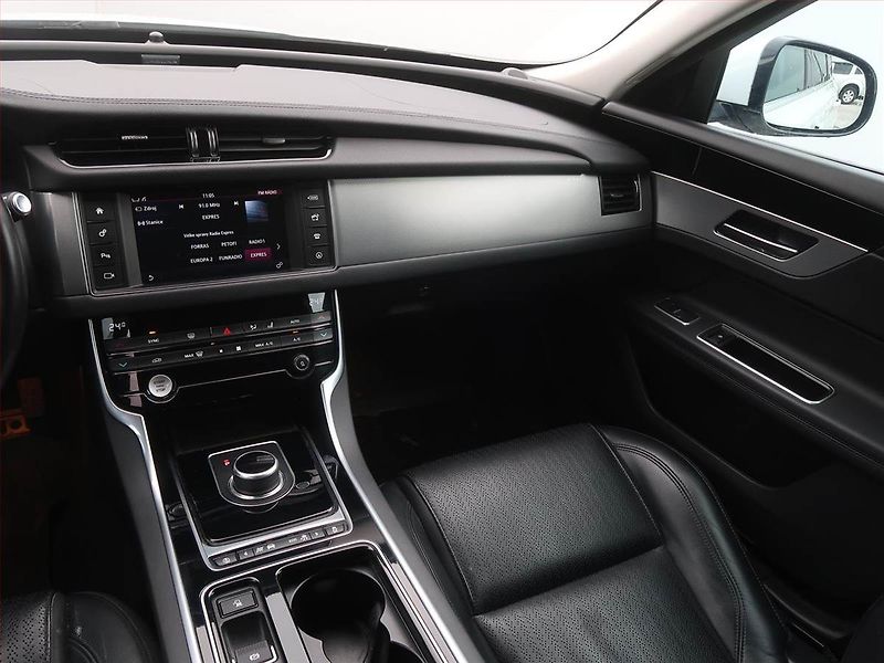 Jaguar XF (2018) 20d, Automat, Kůže, Navi - fotka 8 z 19