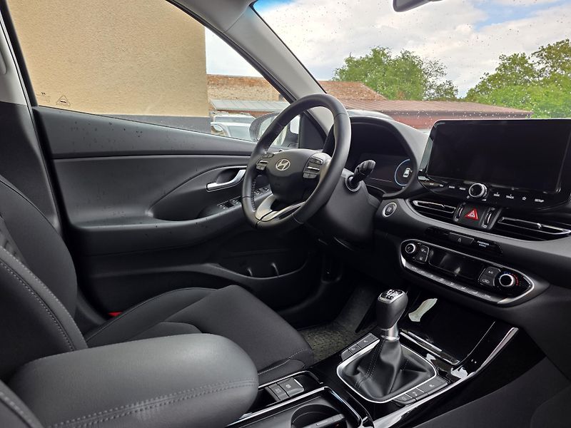 Hyundai i30 1.5-1.MAJITEL-NAVI-KAMERA - fotka 3 z 26