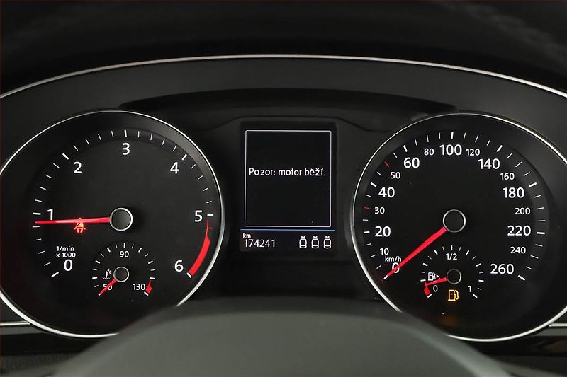 Volkswagen Passat (2019) 2.0 TDI, Automat, Navi - fotka 9 z 17