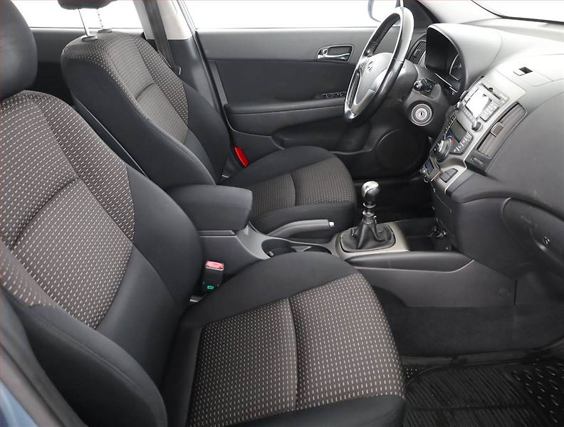 Hyundai i30 (2008) 1.6 CRDi, po STK, Tažné - fotka 7 z 13