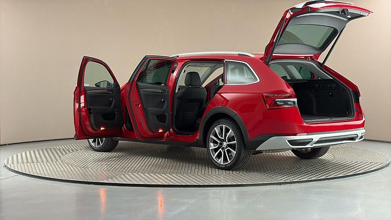 Škoda Superb 2.0 TDI DSG 4x4 Scout Combi - fotka 7 z 35