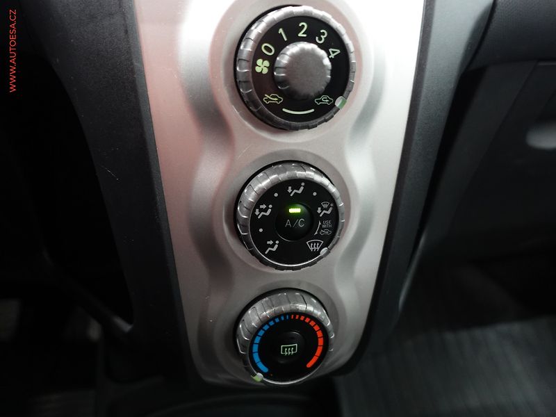 Toyota Yaris (2007) 1.1VVT-i, ČR, AC - fotka 15 z 17