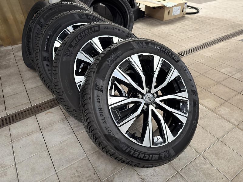 Volvo XC60 B5 AWD PLUS DARK // REZERVACE  - fotka 47 z 47