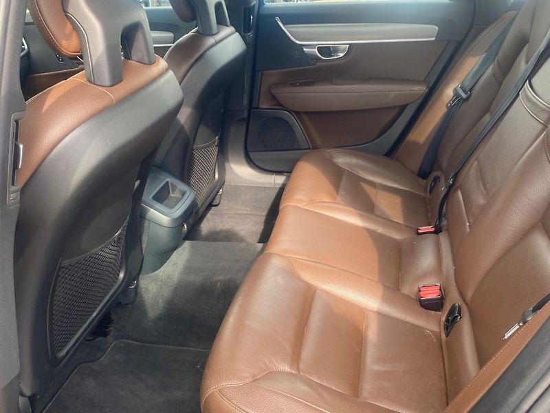 Volvo S90 (2018) 2,0 D4 Inscription-aut.(140kW) - fotka 10 z 27