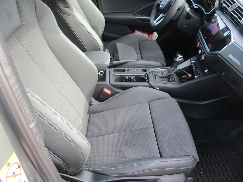 Audi Q3 (2025) 35 TFSi S Line - fotka 6 z 12