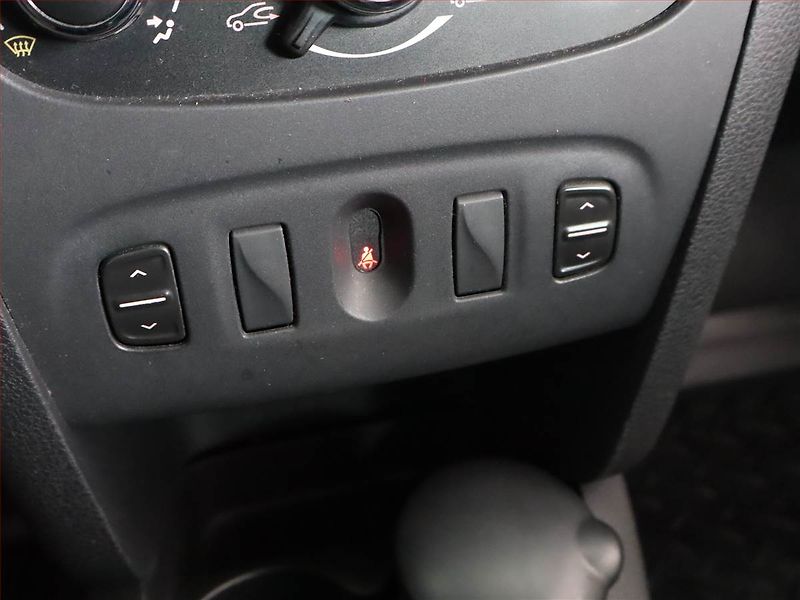 Dacia Logan (2015) 1.2 16V, Navi - fotka 18 z 18