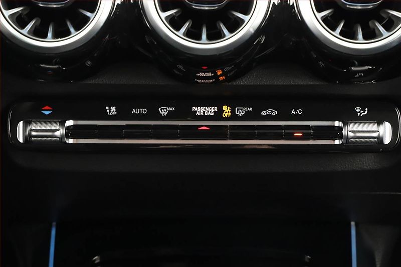 Mercedes-Benz GLB (2025) 200 d, AMG Line, Navigace - fotka 26 z 27