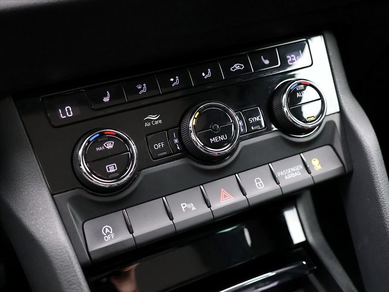 Škoda Karoq 1,6 TDI DSG Style Sport Navi - fotka 27 z 39