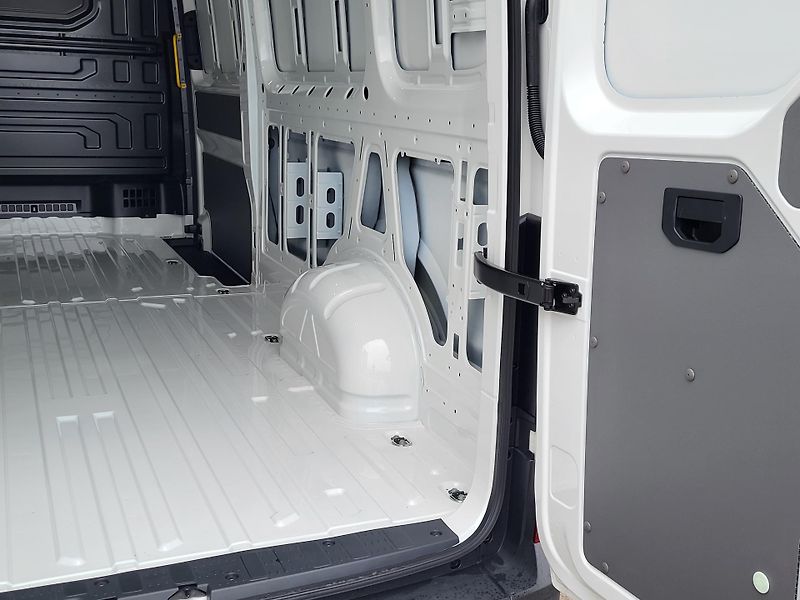 Volkswagen Crafter (2025) Skříň 35 103kW 6G FWD DR - fotka 7 z 25