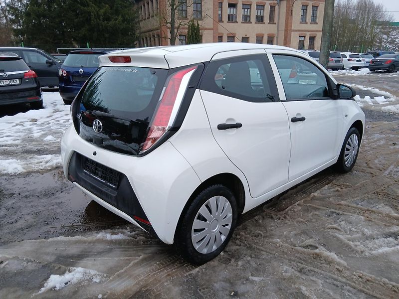 Toyota Aygo 1.0, 51 kW, klima - fotka 9 z 26