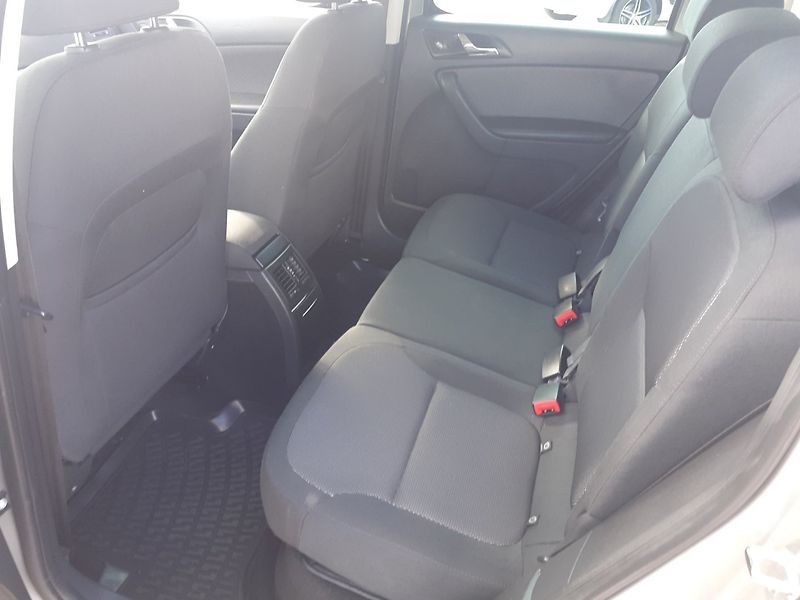 Škoda Yeti (2013) 1.2 TSI AMBIENTE - fotka 17 z 37