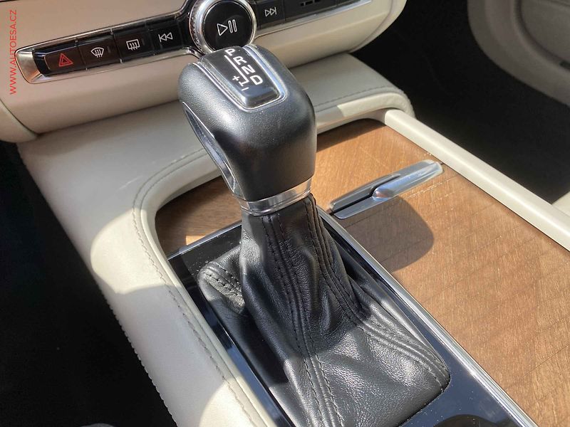Volvo S90 (2017) 2.0 D5 AWD, 2.maj,ČR - fotka 16 z 20