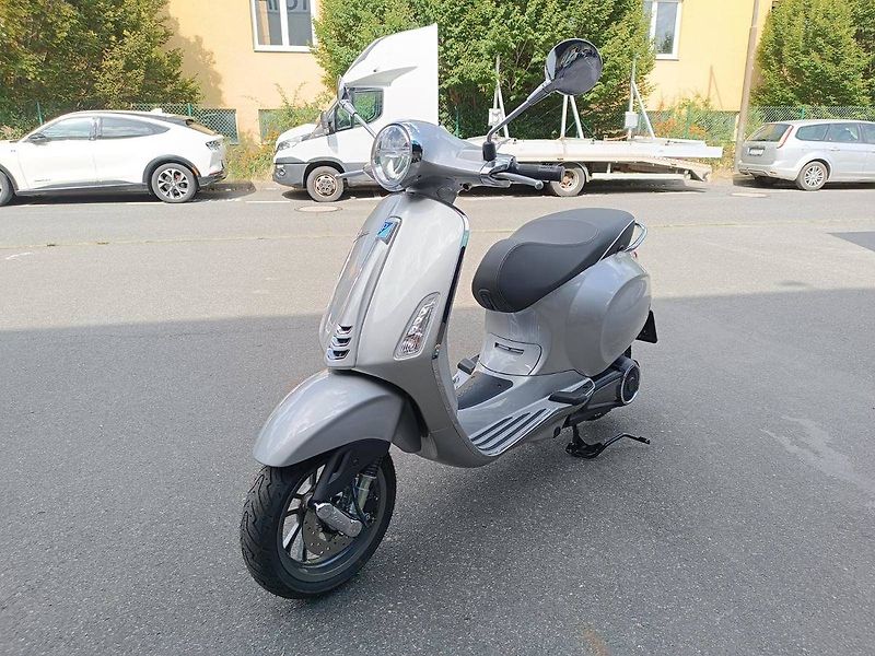 Vespa Elettrica (2023) L1 Grigio  Cromo 719 - fotka 3 z 16