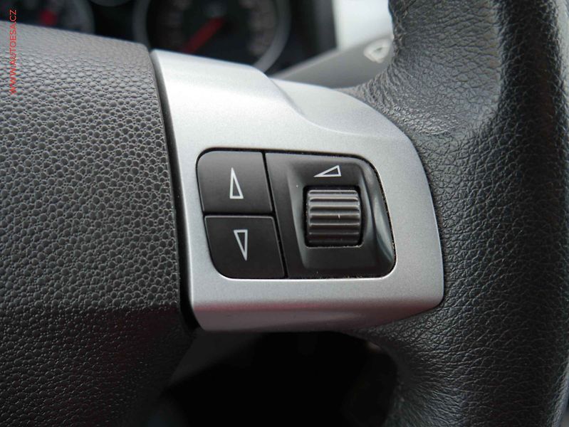 Opel Zafira (2012) 1.8i, AC, výhřev sed - fotka 14 z 19