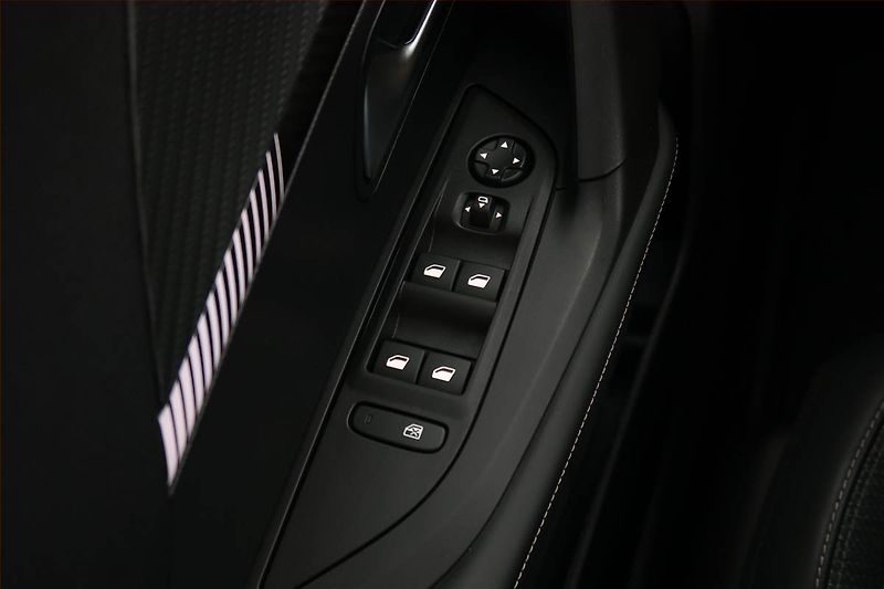Peugeot 2008 (2025) Allure 1.2 PureTech - fotka 15 z 18