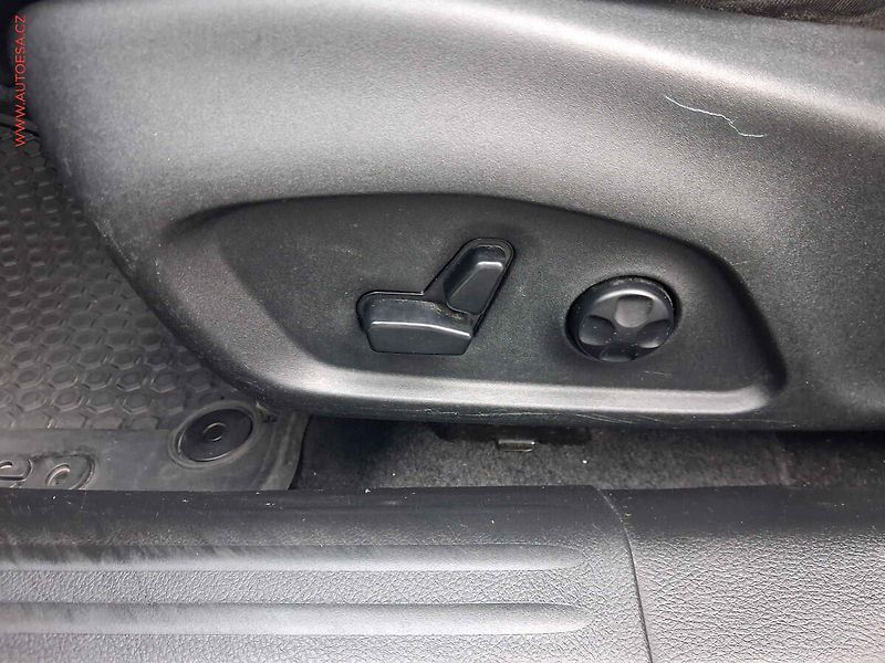 Jeep Compass (2019) 1.4 MultiAir 4X4, Limited - fotka 17 z 22
