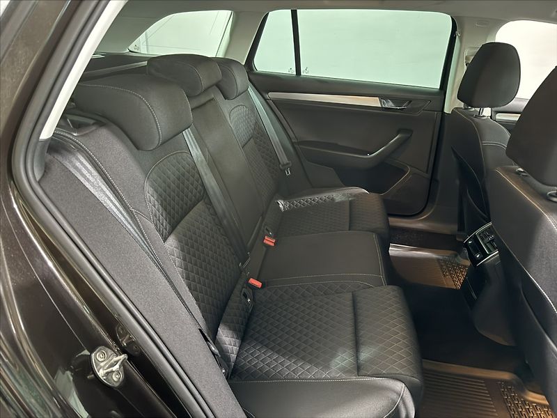 Škoda Superb 2,0   TDI 110kW STYLE 4x4 TAŽN - fotka 33 z 47