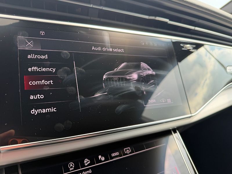 Audi Q8 S-line  50TDI 210kW webasto - fotka 16 z 25