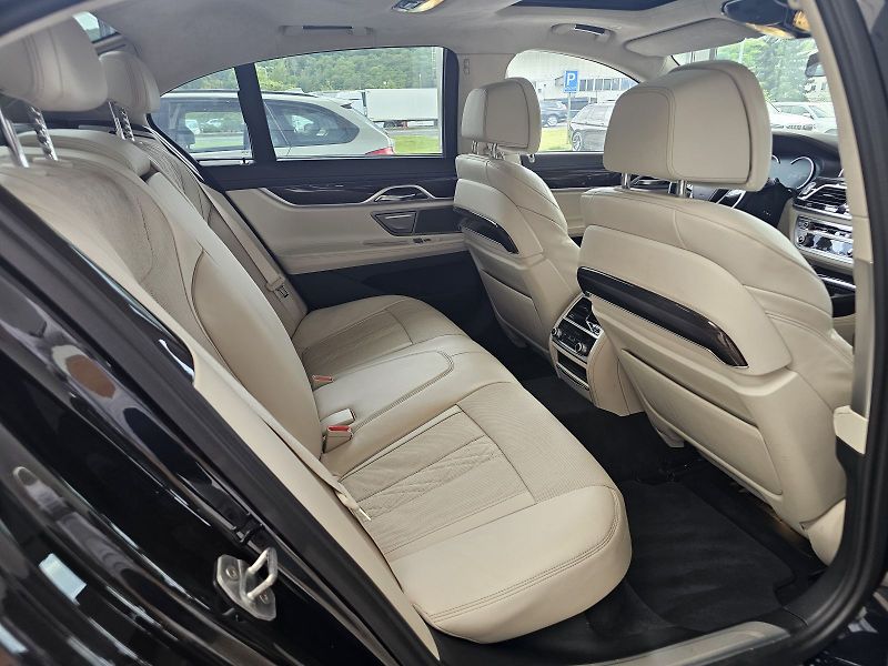 BMW Řada 7 750d xDrive - fotka 20 z 37