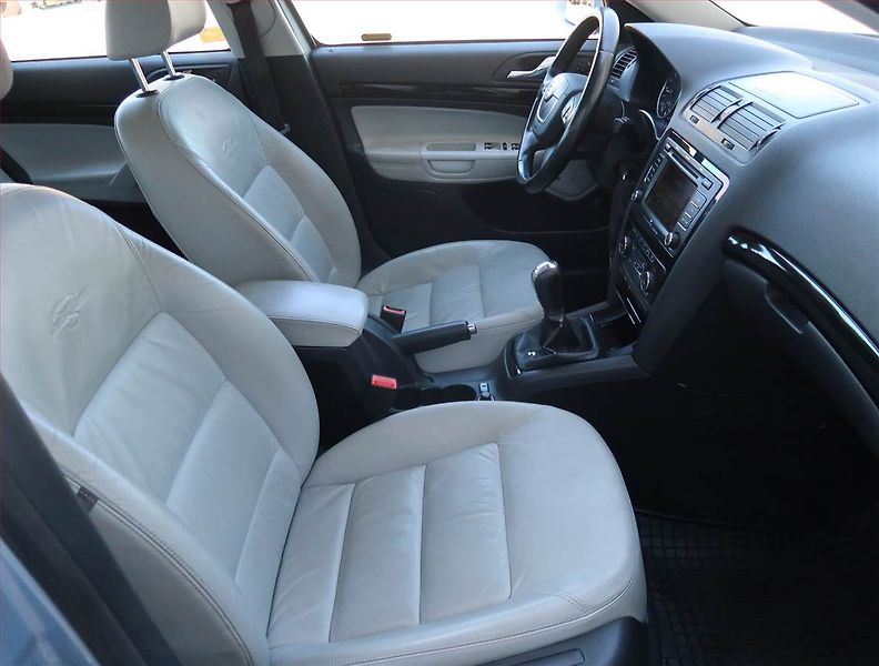 Škoda Octavia (2009) Laurin&Klement 2.0 TDI, Xenony - fotka 9 z 25