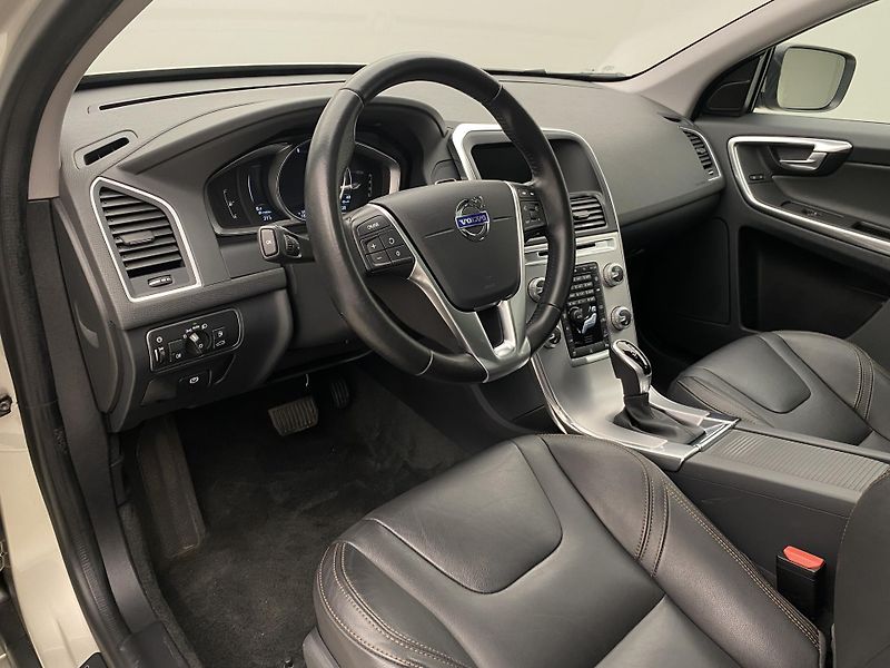 Volvo XC60 D4 AWD SUMMUM AUT  - fotka 4 z 42