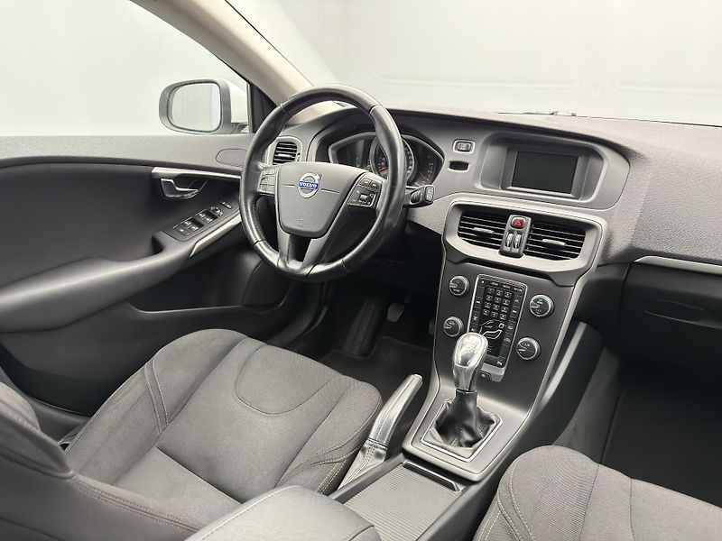 Volvo V40 D2 MOMENTUM CZ - fotka 23 z 39