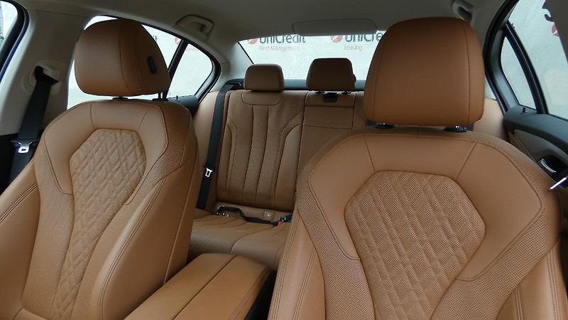 BMW Řada 5 530d xDrive - fotka 7 z 25