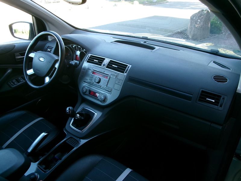Ford Kuga 2,0TDCI AUTOKLIMA 4x4 TAŽNÉ - fotka 25 z 30