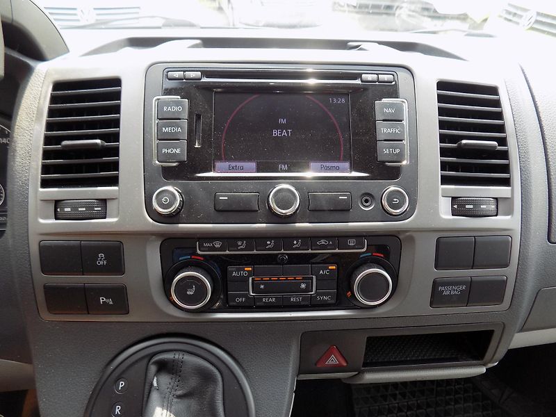 Volkswagen Caravelle 2,0 TDI 103 KW COMFORT NAVI - fotka 31 z 45