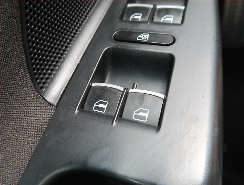 Volkswagen Golf (2011) 1.6 TDI, Serv.kniha, Navi - fotka 13 z 13