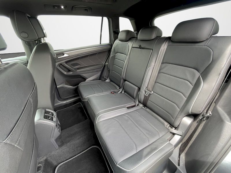 Volkswagen Tiguan Allspace (2023) R-Line 2.0 TSI 140 kW 4MOTION - fotka 25 z 35