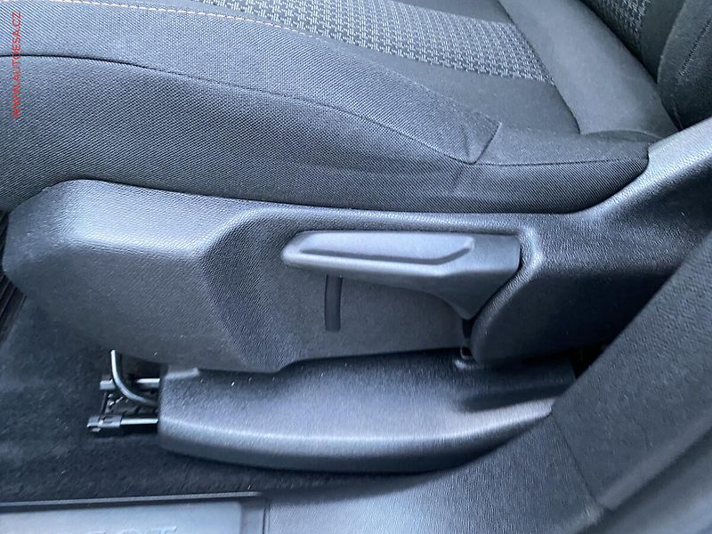 Peugeot 3008 (2018) 1.2PT, 1.maj,ČR, AT, TZ - fotka 14 z 18