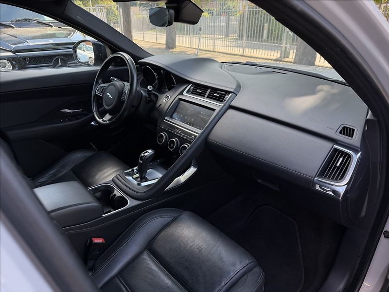 Jaguar E-Pace 2.0 D180 První majitel ČR - fotka 10 z 27
