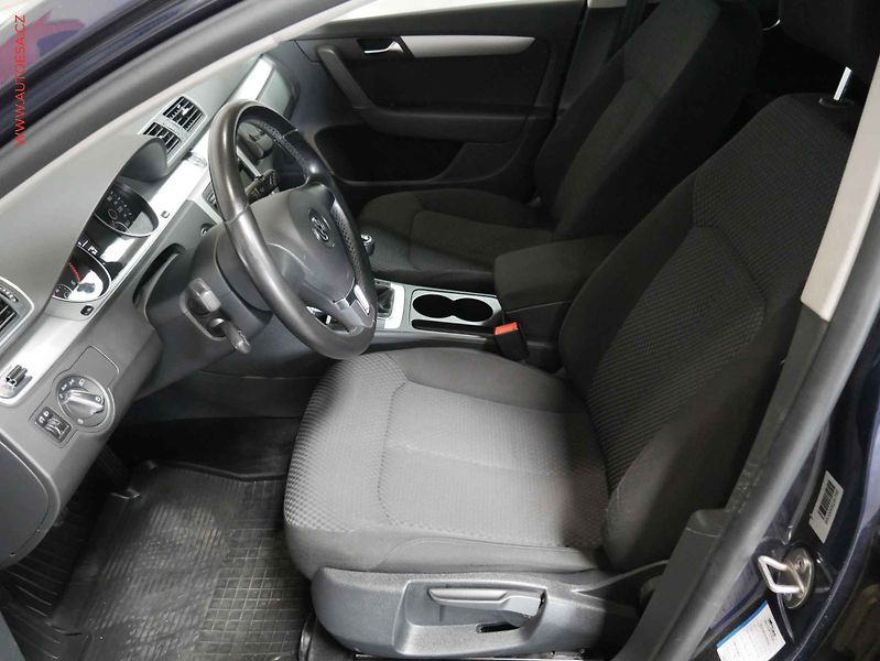Volkswagen Passat (2011) 1.6 TDi, 1.maj, servis.kniha - fotka 9 z 16