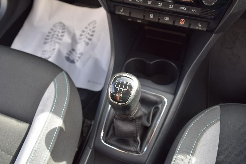 Škoda Rapid (2016) 1.2TSI 66kw AMBITION JOY XENON - fotka 33 z 49
