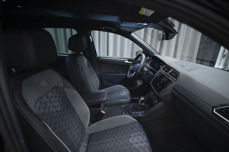 Volkswagen Tiguan 1,4 TSI DSG eHYBRID R-LINE ČR - fotka 8 z 46