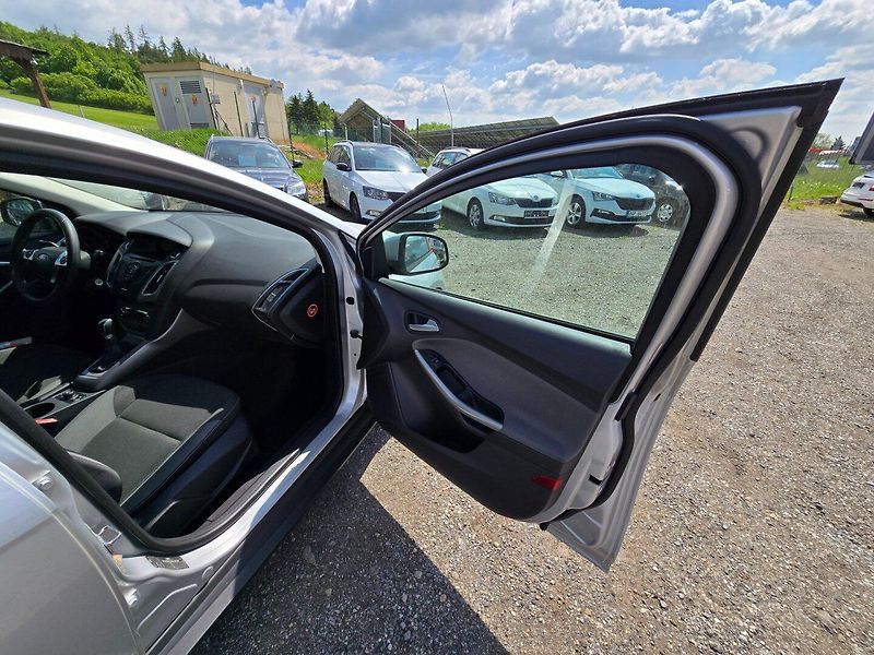 Ford Focus (2011) 1.6i 77KW garance km - fotka 20 z 25
