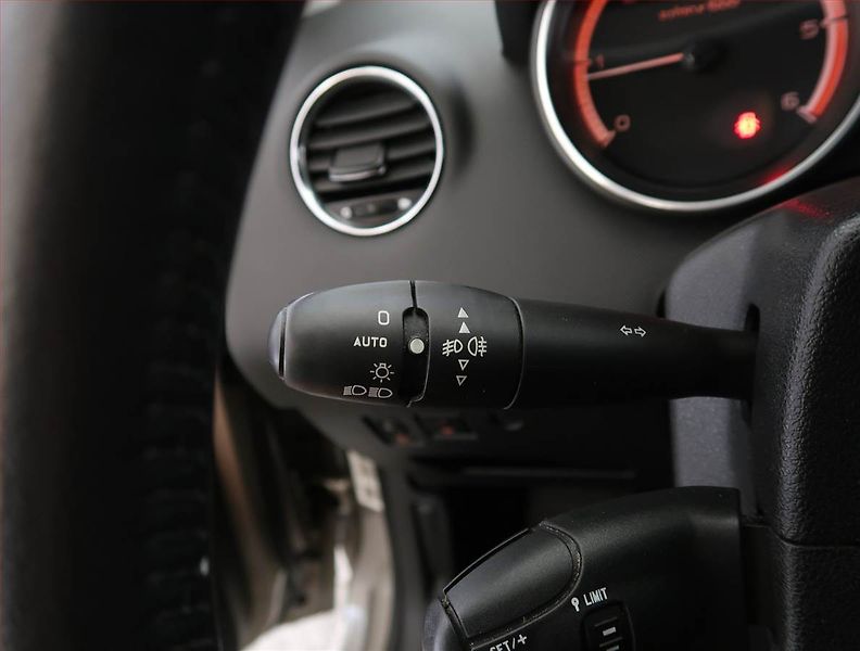 Peugeot 308 (2011) 1.6 HDi, Tempomat - fotka 17 z 18