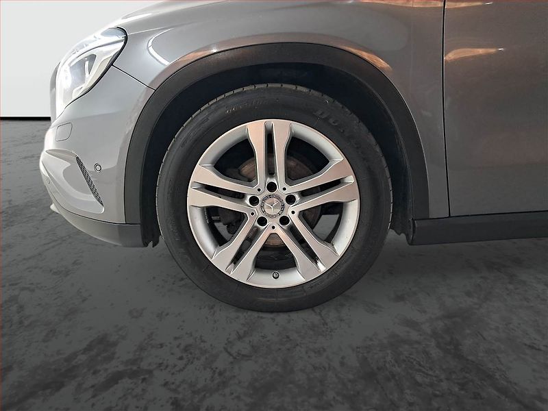 Mercedes-Benz GLA (2015) 220 CDI 4MATIC, 4X4 - fotka 15 z 23