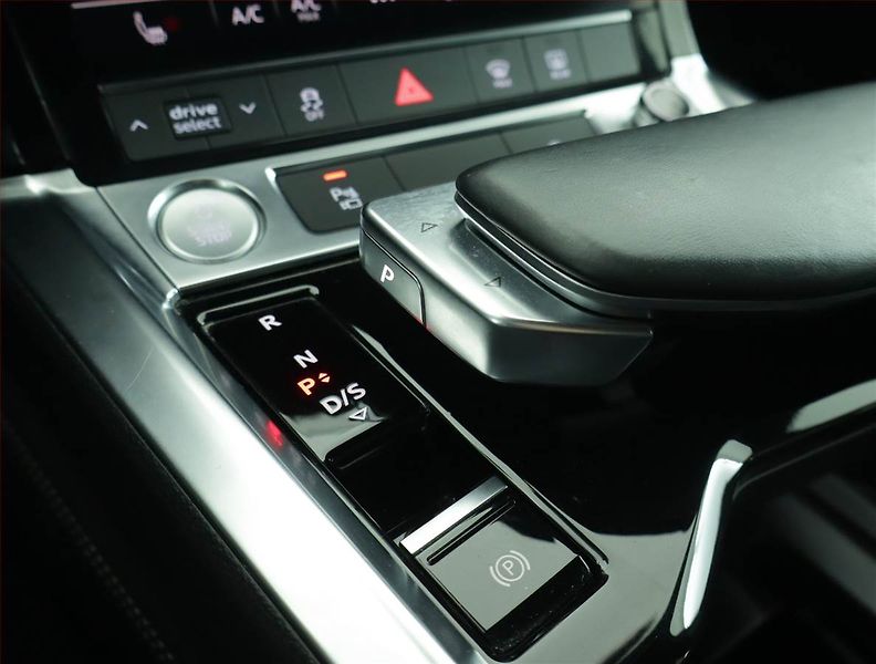 Audi e-tron (2020) S-Line 50 quattro - fotka 13 z 19