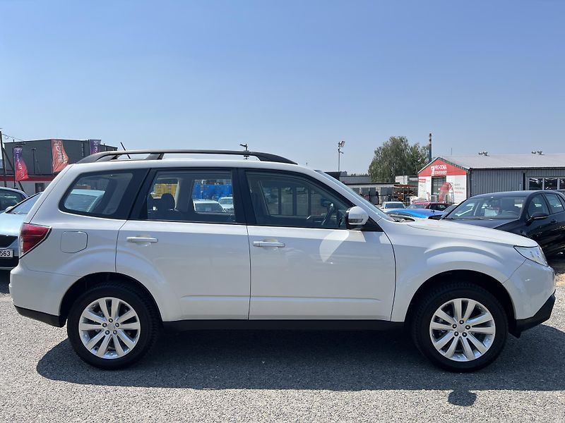 Subaru Forester 2.0i LPG 4x4 KLIMA KAMERA ALU - fotka 8 z 42
