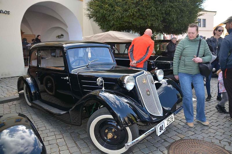 Automobiloví a motocykloví veteráni se vydali v neděli na tradiční jízdu Ze zámku na hrad. Start byl na Horním náměstí v Přerově, kde si lidé užili bohatý program.