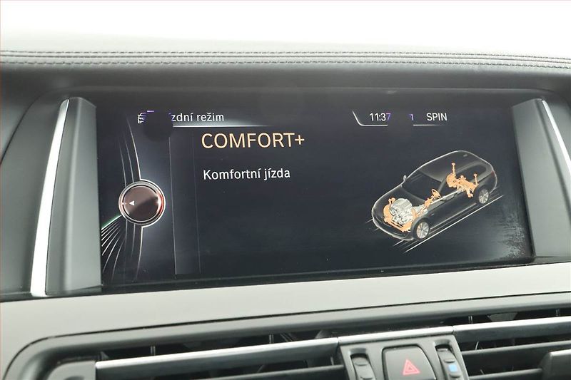 BMW Řada 5 (2015) Individual 530d xDrive, 4X4 - fotka 14 z 21