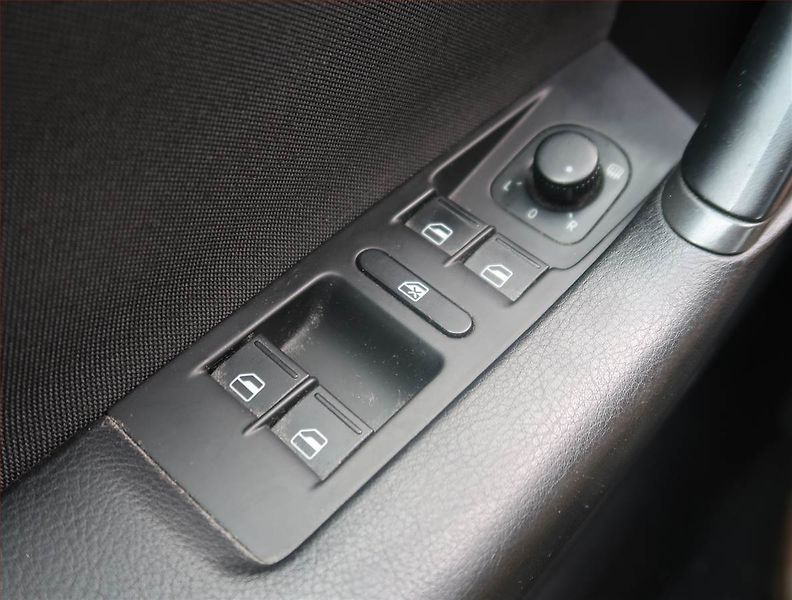 Volkswagen Passat (2012) 1.6 TDI, Park. senzory - fotka 15 z 18