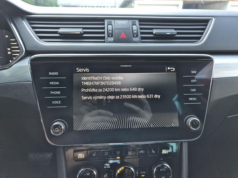 Škoda Superb Combi 2,0TDi DSG 110kw 17ALU - fotka 23 z 44